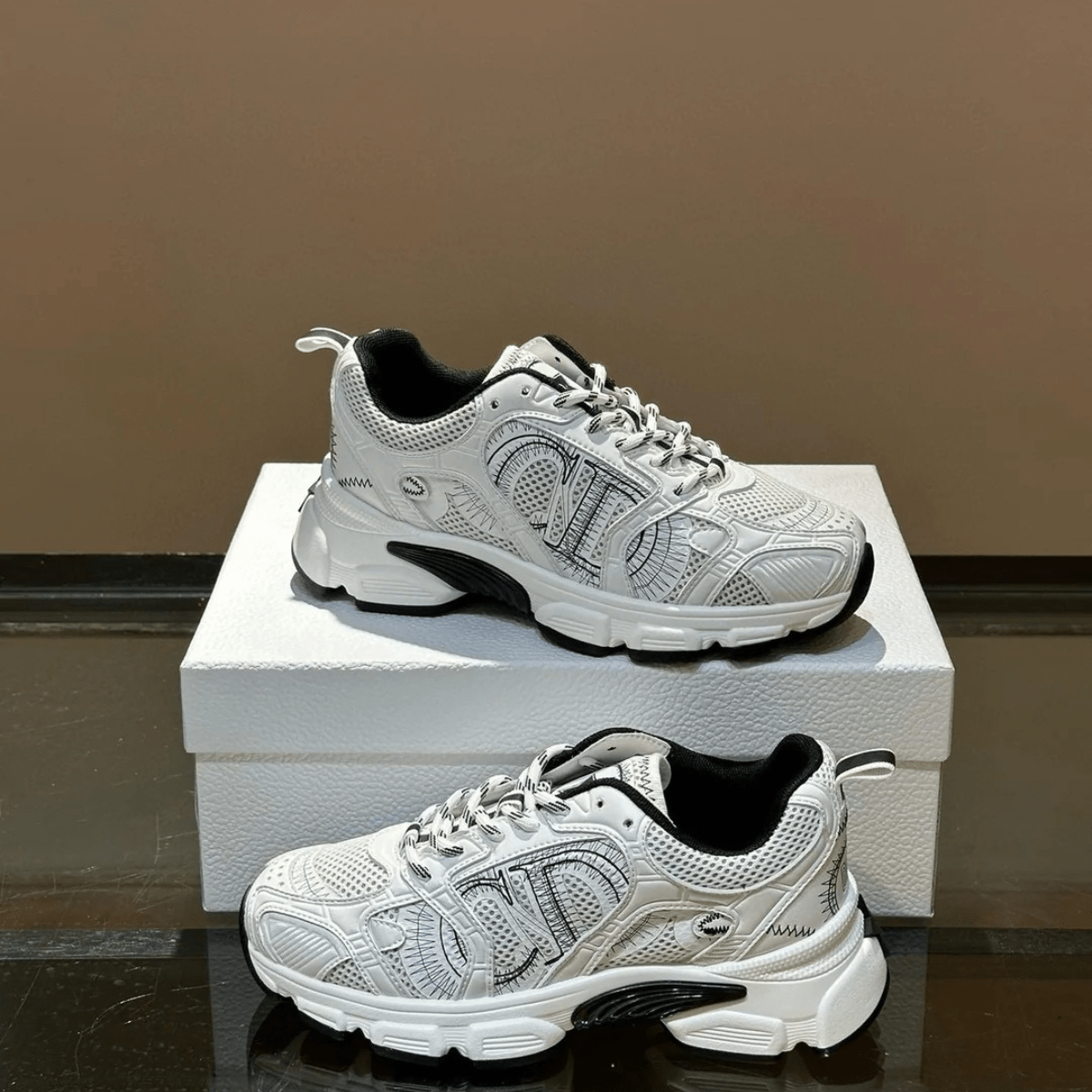 Dior – Set: Mini Lady Dior Tasche in Schwarz & Dior Chrono Sneaker