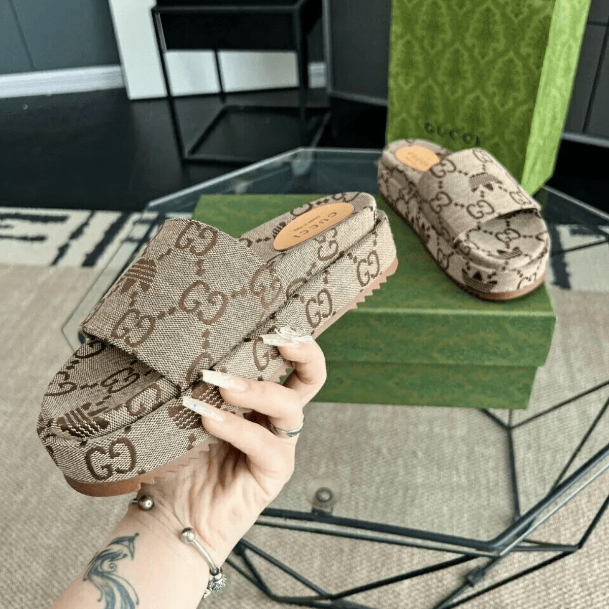 Gucci Angelina Flache Sandalen Canvas Giant Monogram Beige