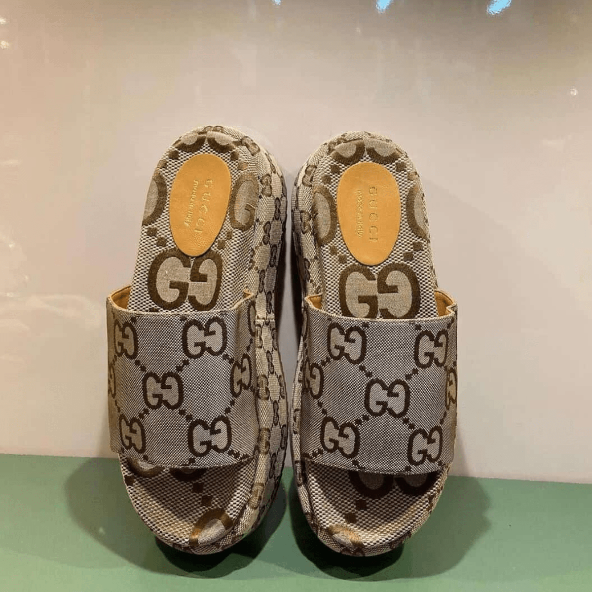 Gucci Angelina Flache Sandalen Canvas Giant Monogram Beige