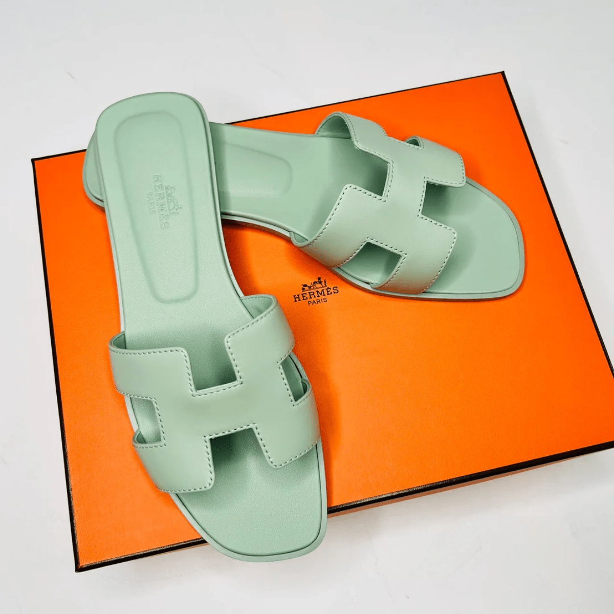 Hermès Set – Kelly 28 Vert d’Eau Alligator Limitierte Edition & Oran Sandalen Grün