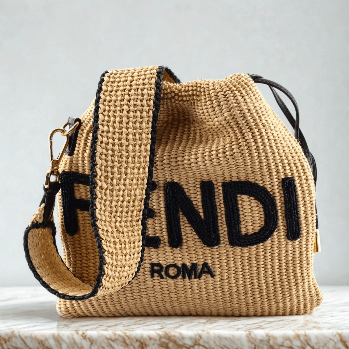 Fendi Sack Small Geflochtene Strohtasche in Beige