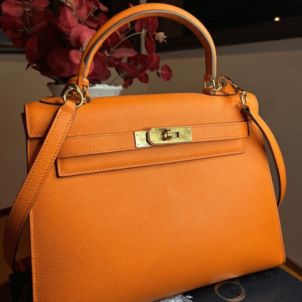 Hermès Kelly 25 Tasche mit goldener Hardware in Orange