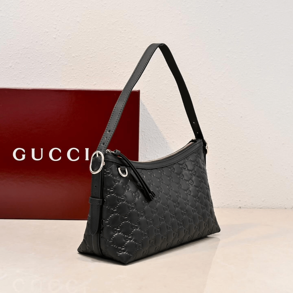 Gucci – Medium GG Emblem Shoulder Tasche
