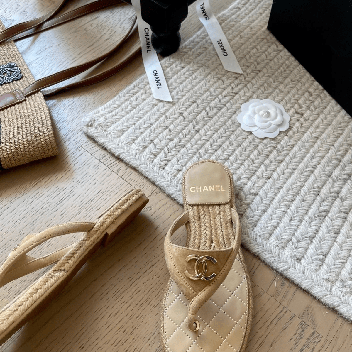 Chanel 25 Flip Flop Sandalen Beige Wildleder-Kalbsleder Espadrille