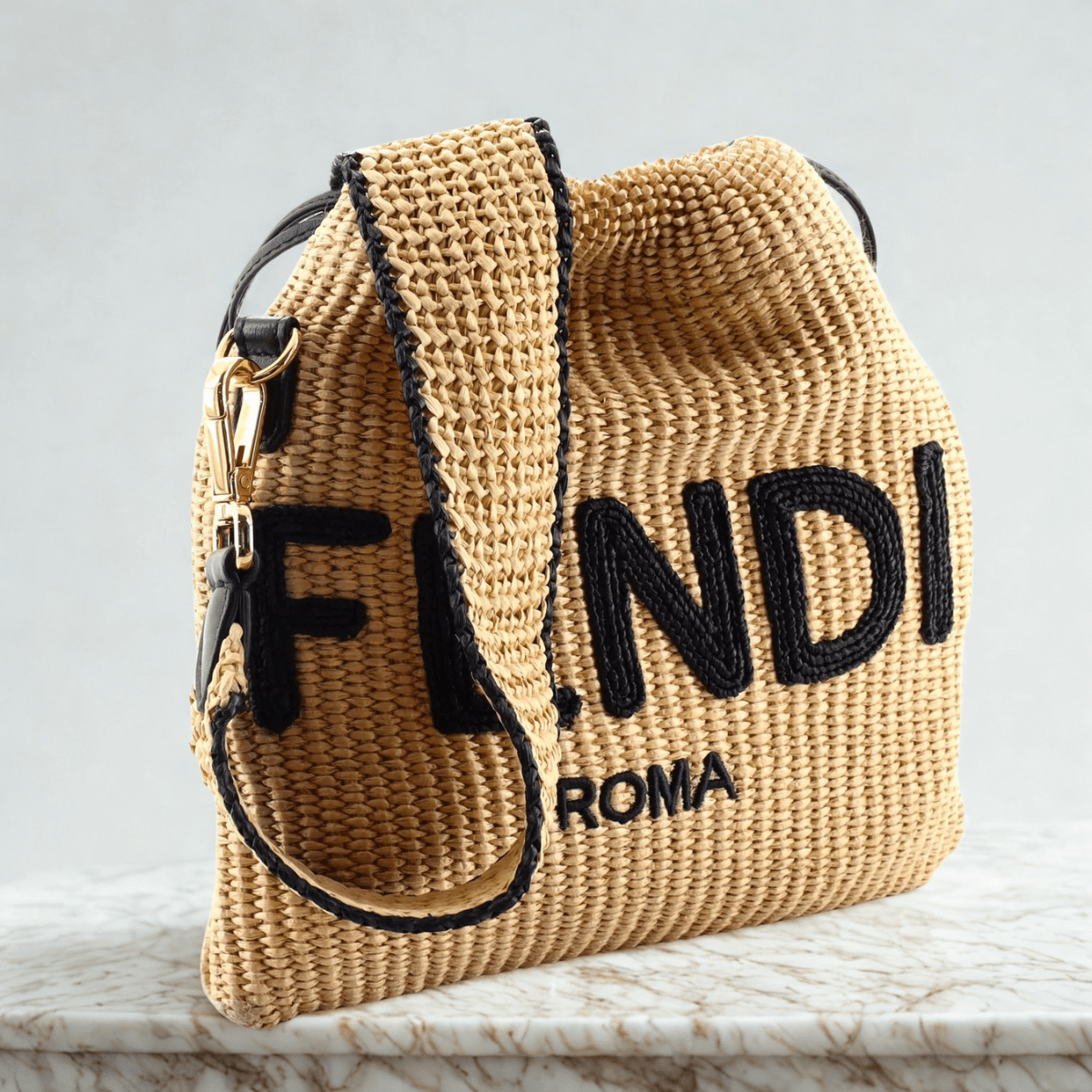 Fendi Sack Small Geflochtene Strohtasche in Beige