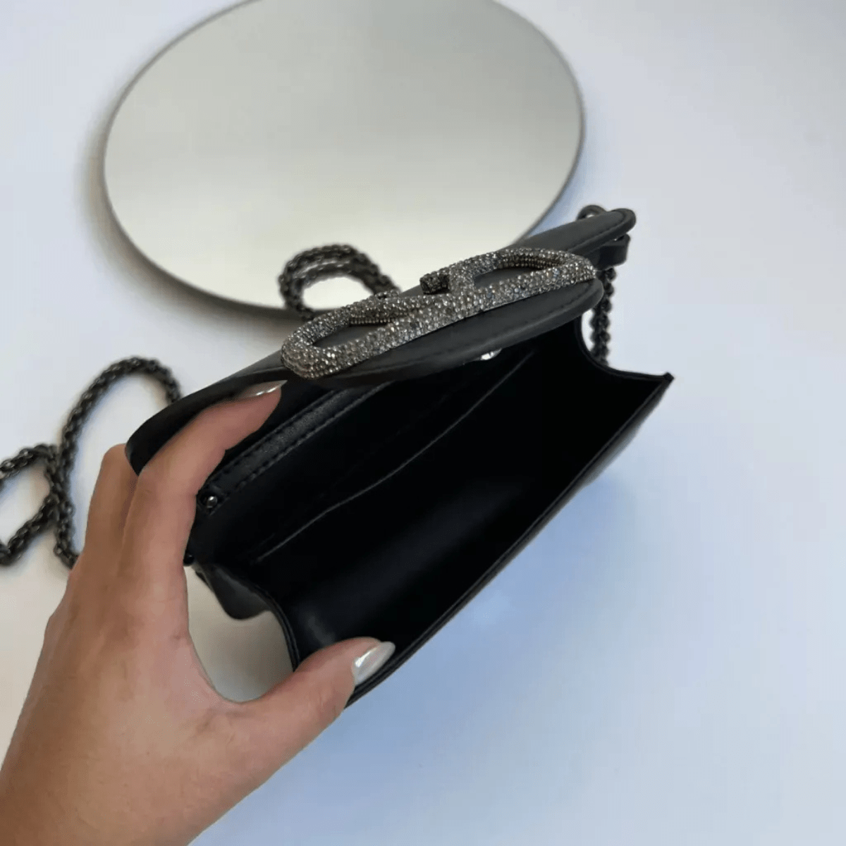 Valentino Garavani – Locò Small Schultertasche mit Kristall-Logo