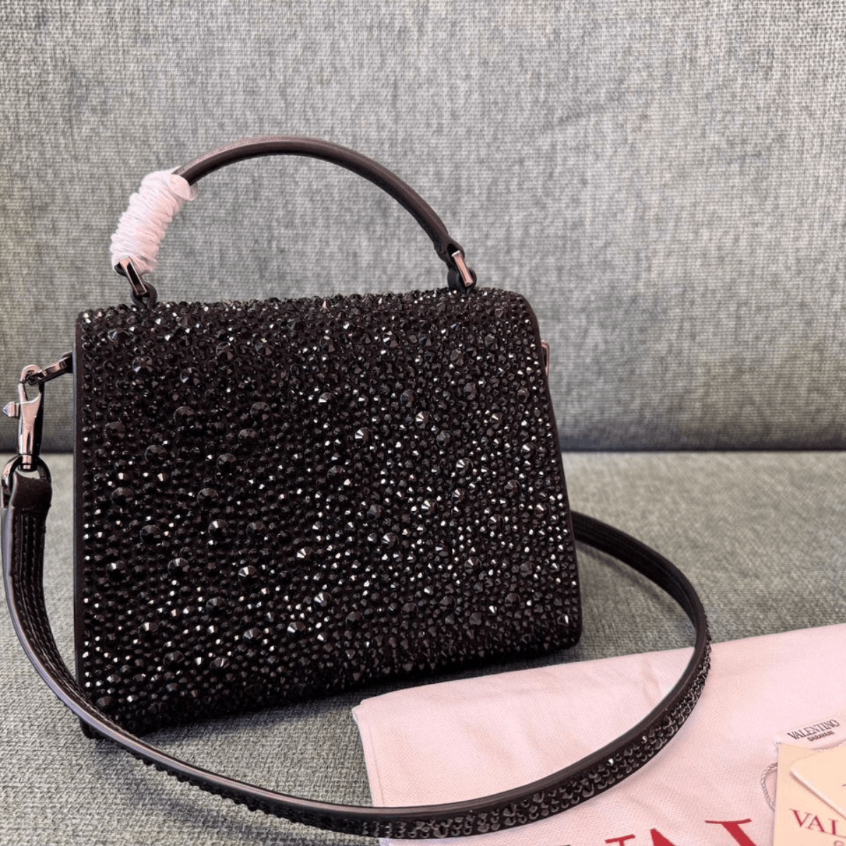 Valentino Garavani – VSLING Mini Tasche mit Kristallen in Schwarz