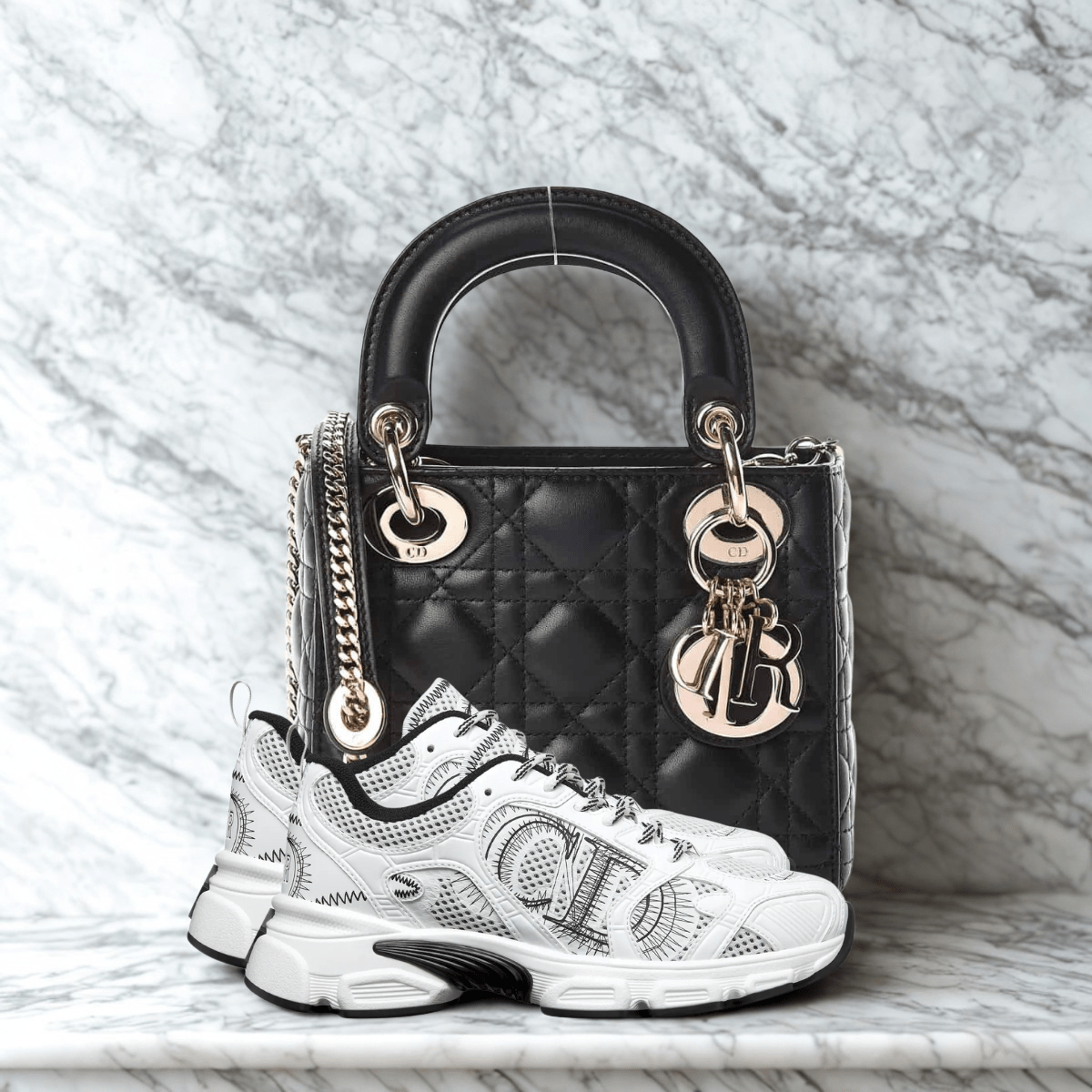 Dior – Set: Mini Lady Dior Tasche in Schwarz & Dior Chrono Sneaker