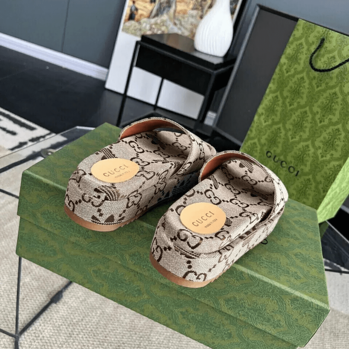 Gucci Angelina Flache Sandalen Canvas Giant Monogram Beige