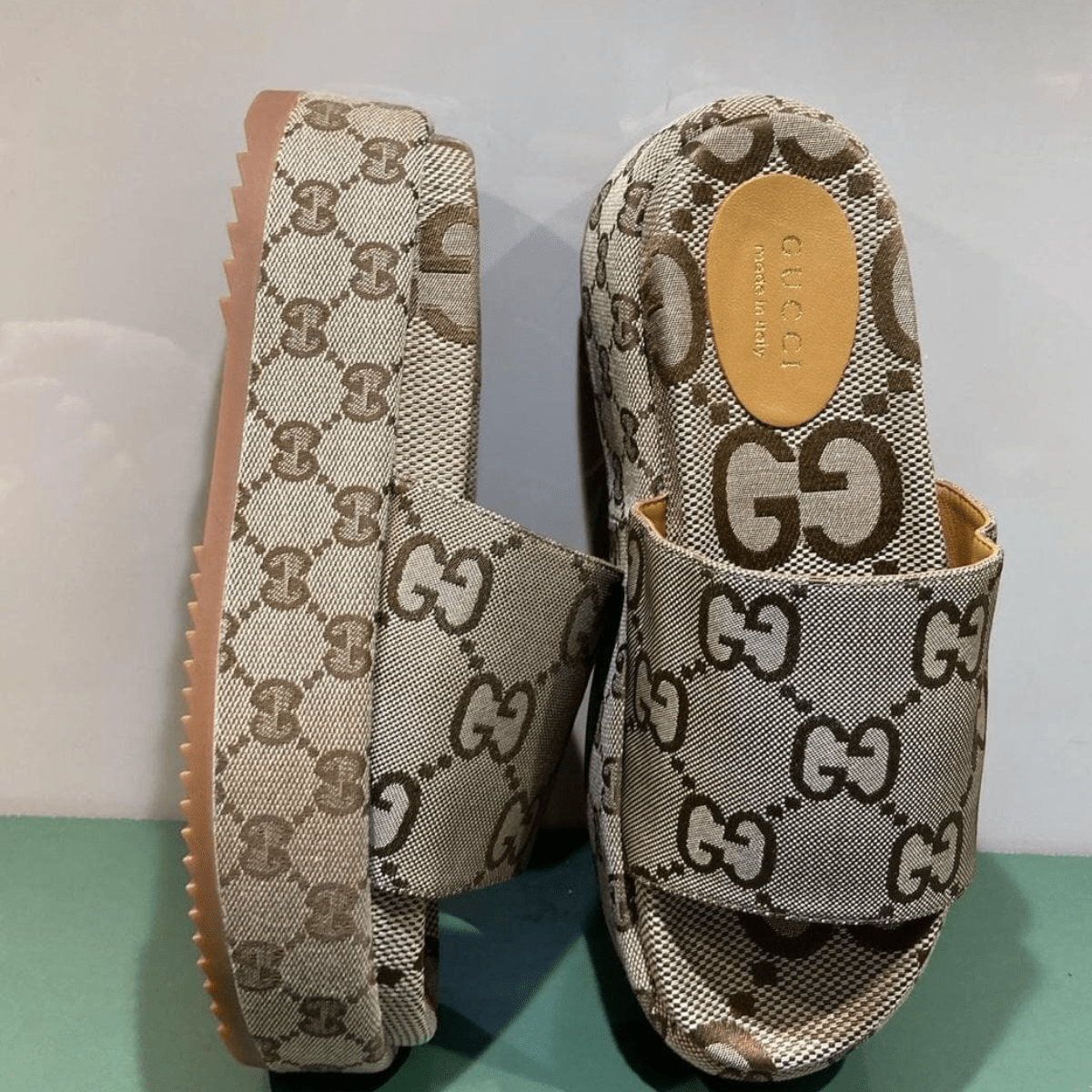 Gucci Angelina Flache Sandalen Canvas Giant Monogram Beige