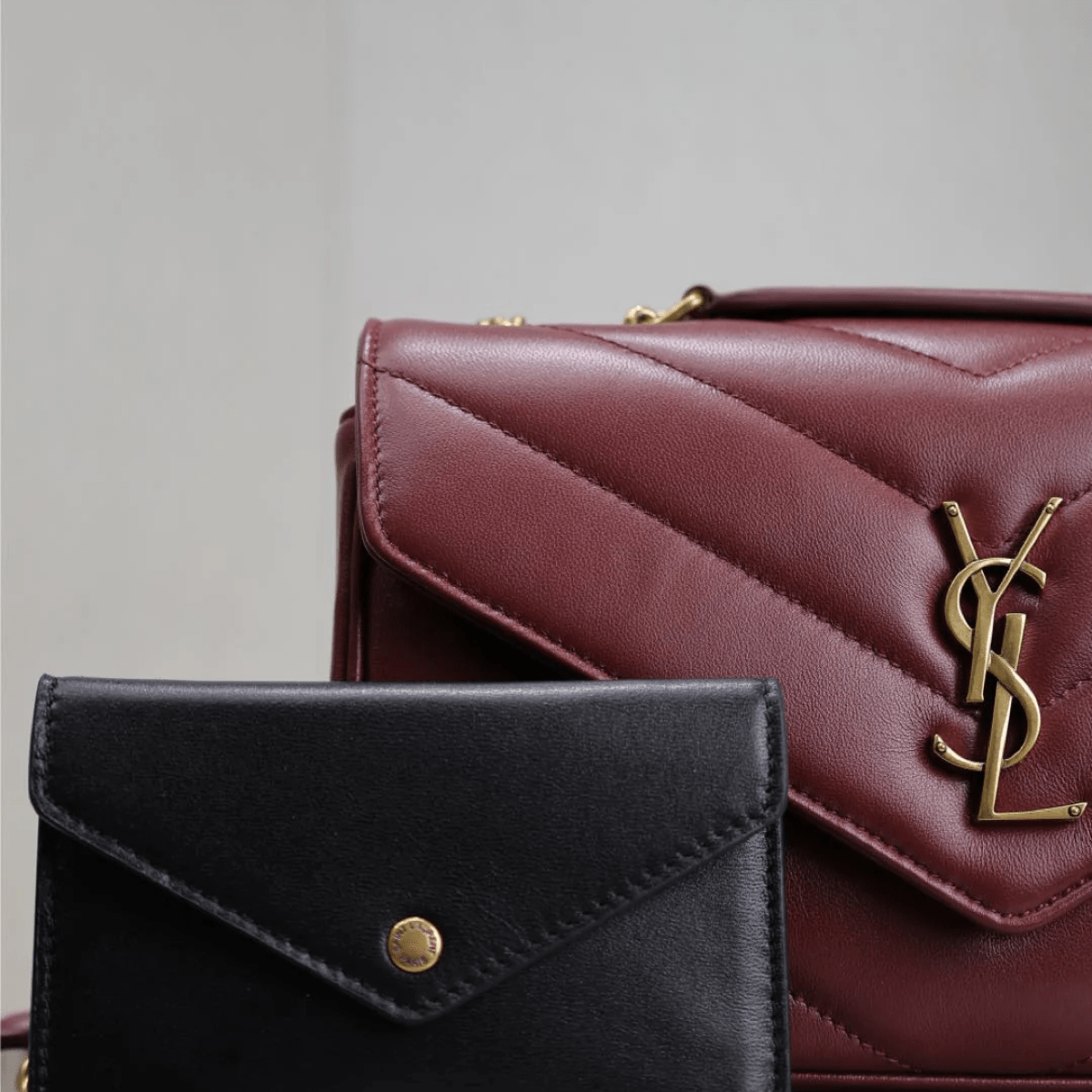 Saint Laurent – Loulou Small Matelassé Lammledertasche in Bordeaux
