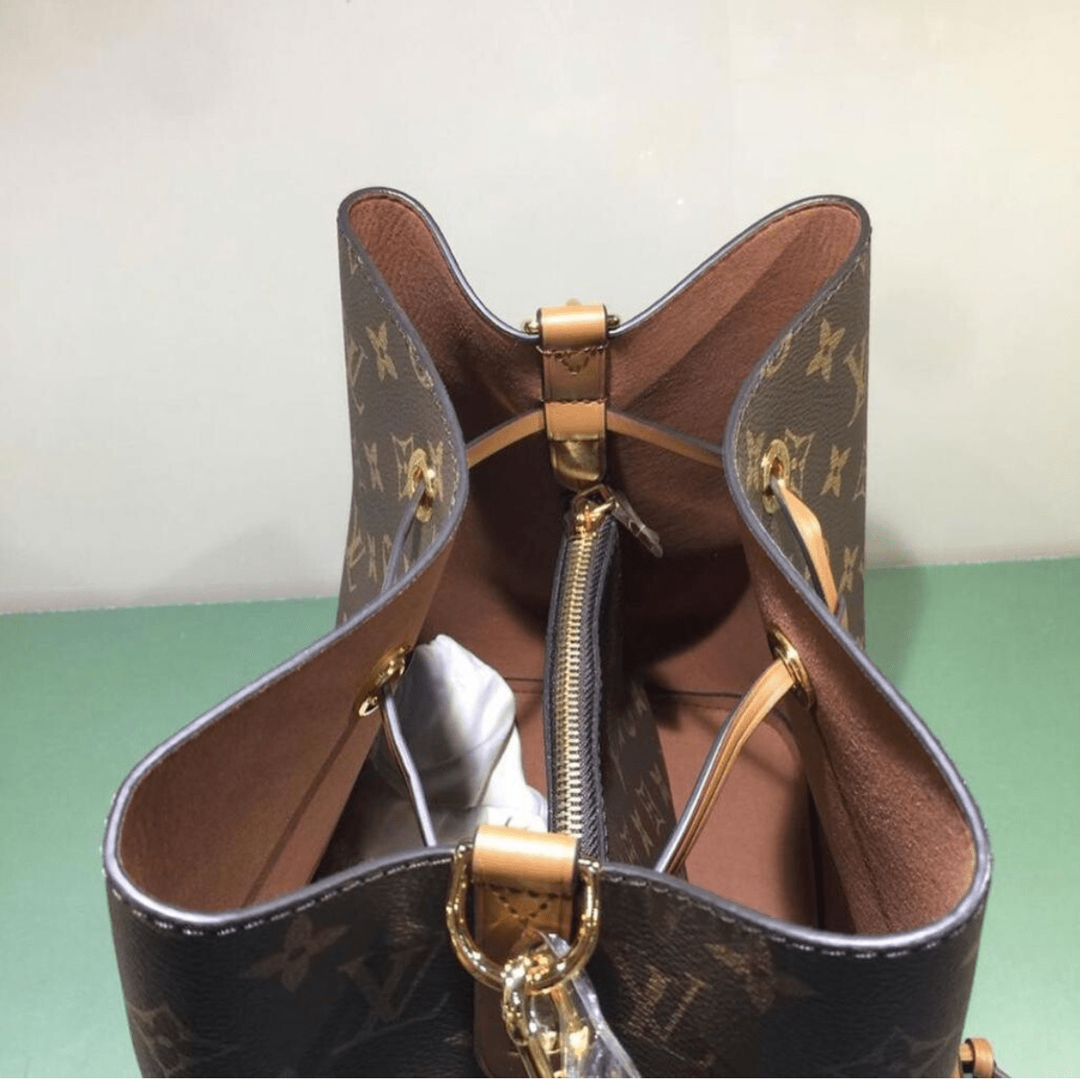 Louis Vuitton – Néonoé MM