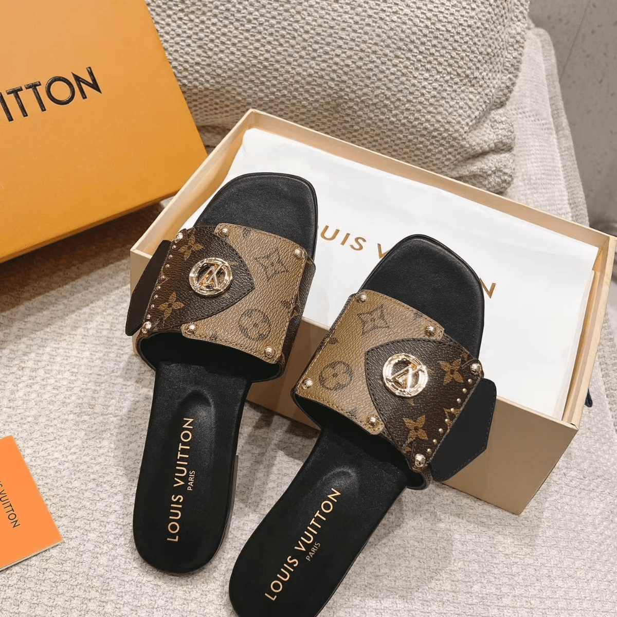 Louis Vuitton – Vanity PM & Frame Sandalen Set