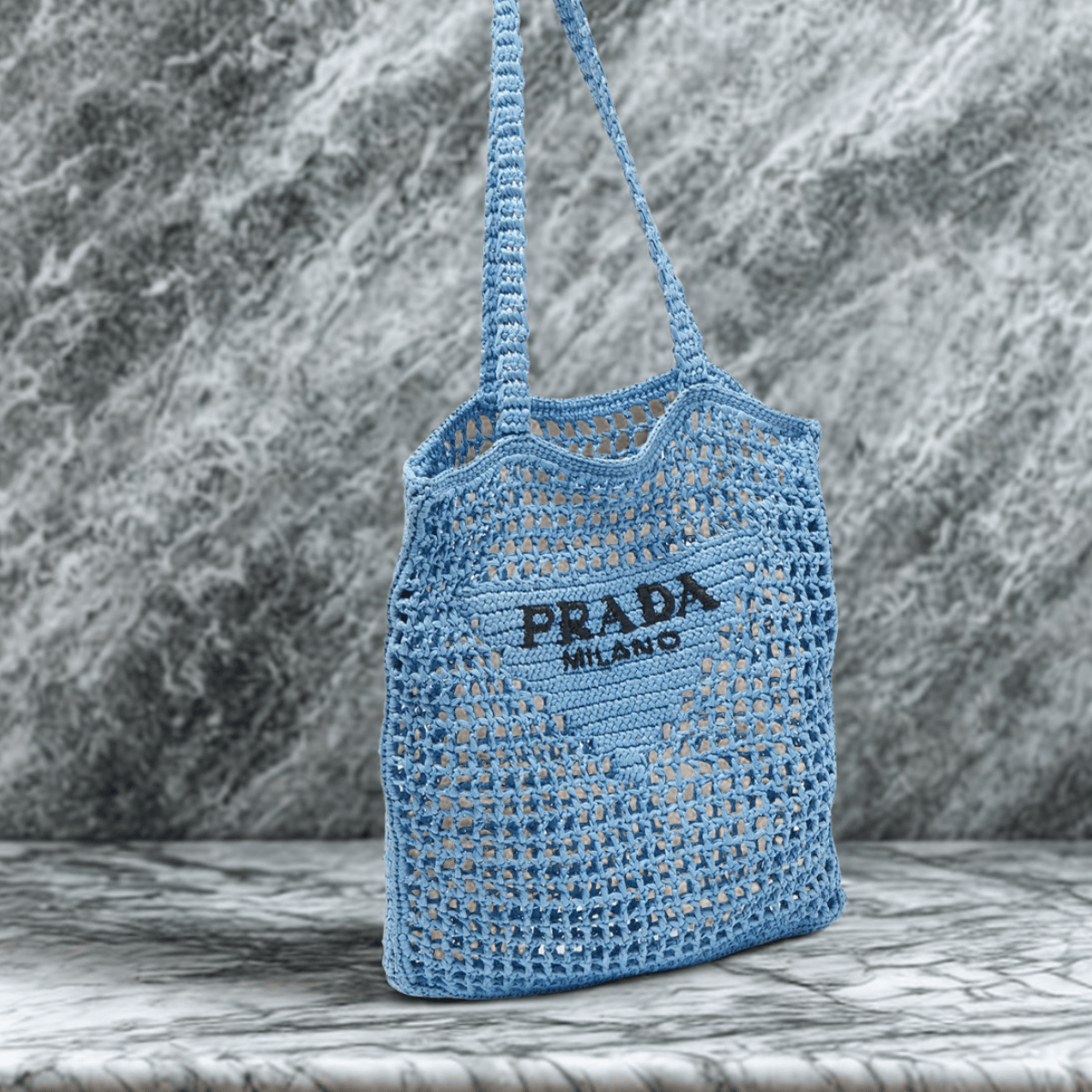 Prada – Shopper Bag aus Raffia mit gewebtem Logo (Blau)