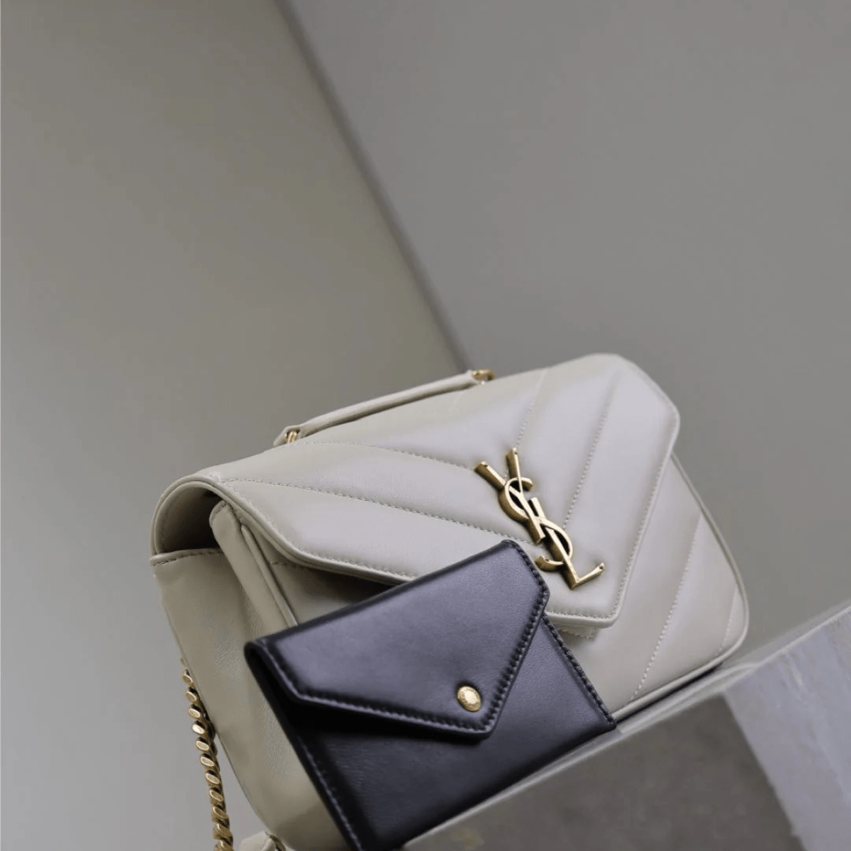 Saint Laurent – Loulou Small Matelassé Lammledertasche in Weiß