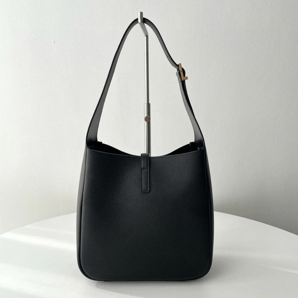 Yves Saint Laurent – Le 5 à 7 Bea Tasche aus genarbtem Leder
