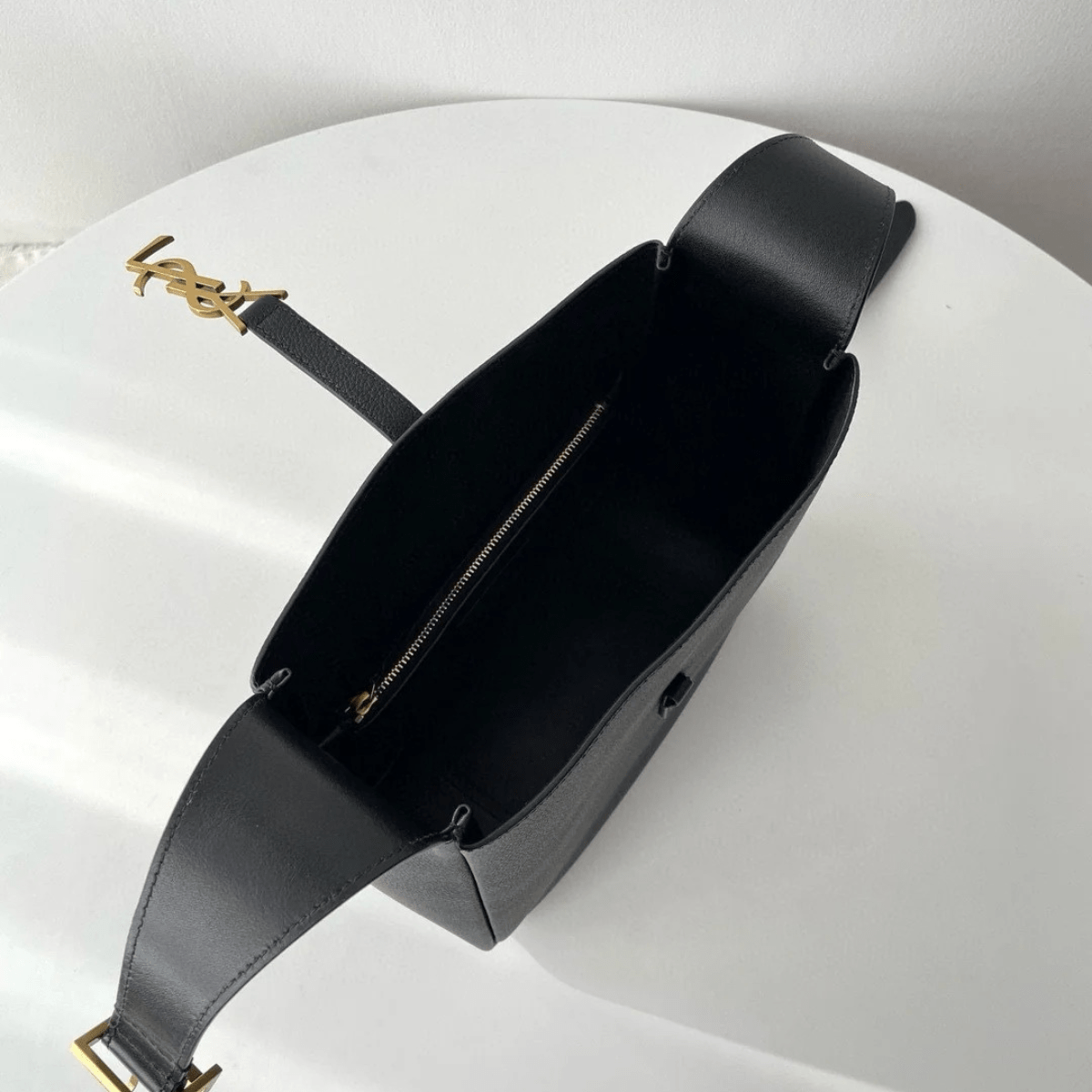 Yves Saint Laurent – Le 5 à 7 Bea Tasche aus genarbtem Leder