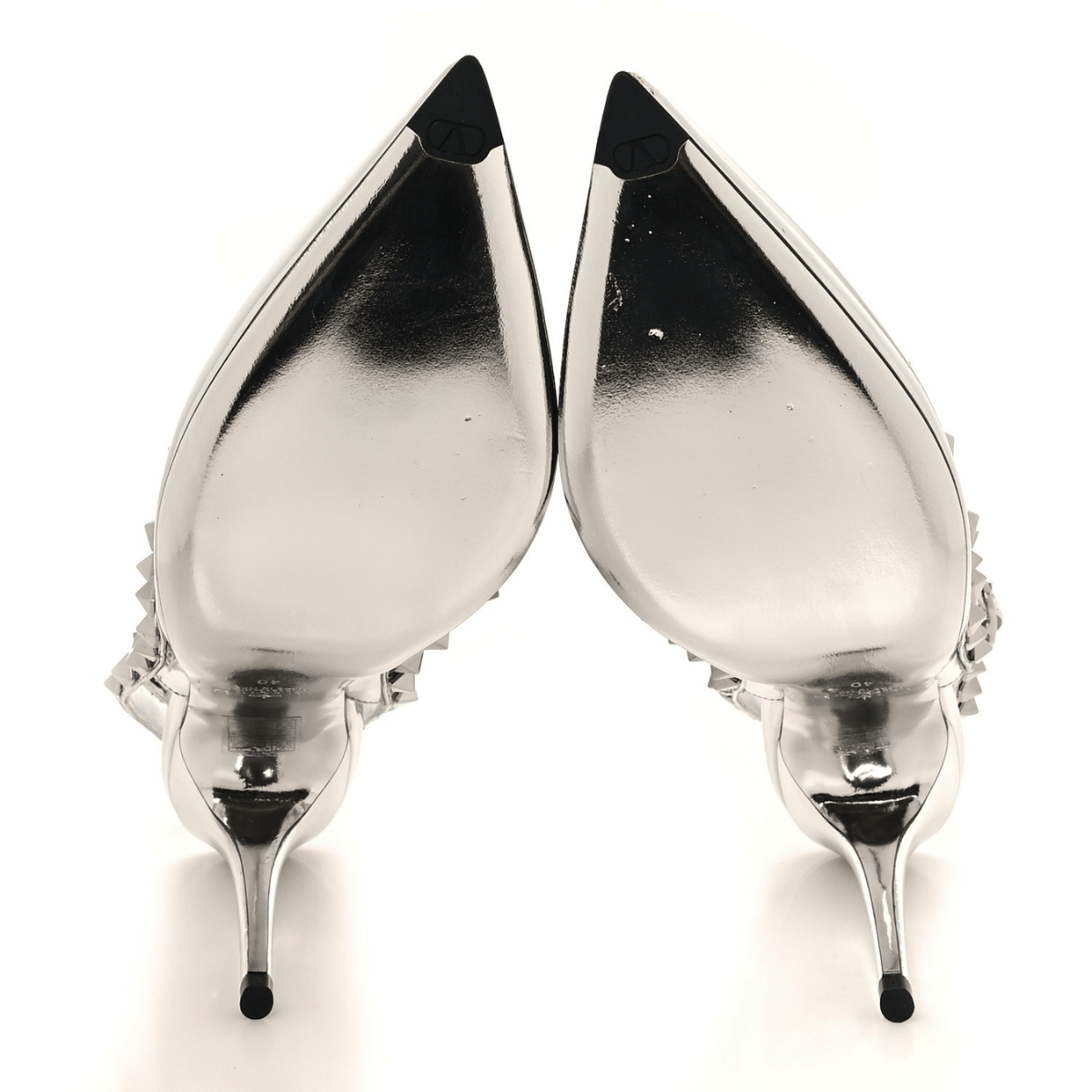 Valentino Garavani – Rockstud Ankle Strap Pumps 100 mm aus silbernem Lackleder