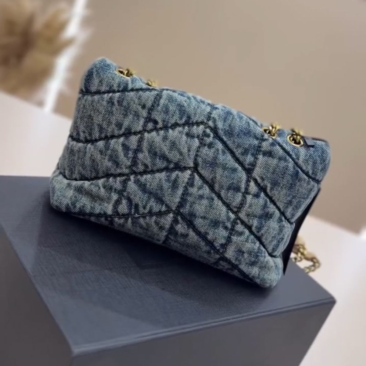 LOULOU PUFFER TASCHE AUS GESTEPPTEM VINTAGE-DENIM